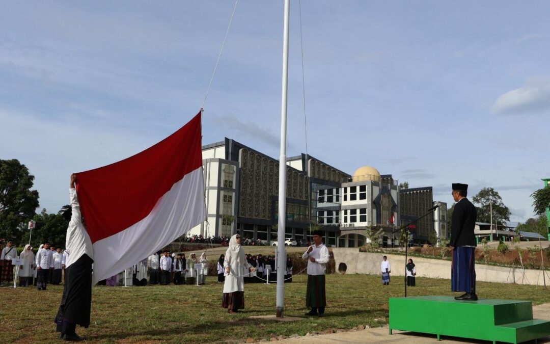 PERINGATI HARI SANTRI: UIN MAHMUD YUNUS BATUSANGKAR LAKSANAKAN UPACARA BENDERA