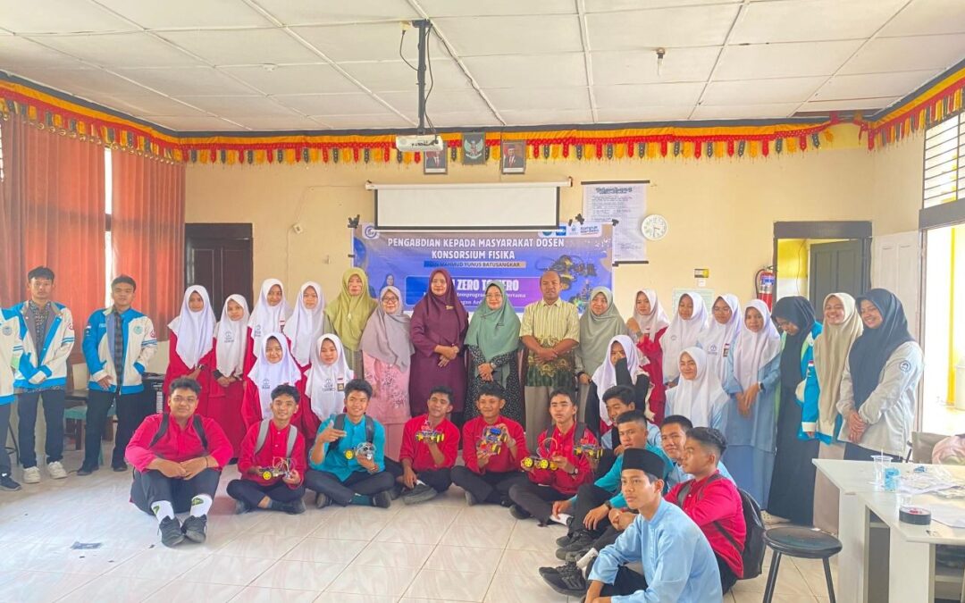 Prodi Tadris Fisika UIN Mahmud Yunus Batusangkar Adakan PKM “Wujudkan Literasi Teknologi lewat Pelatihan Robotik di Tanah Datar”