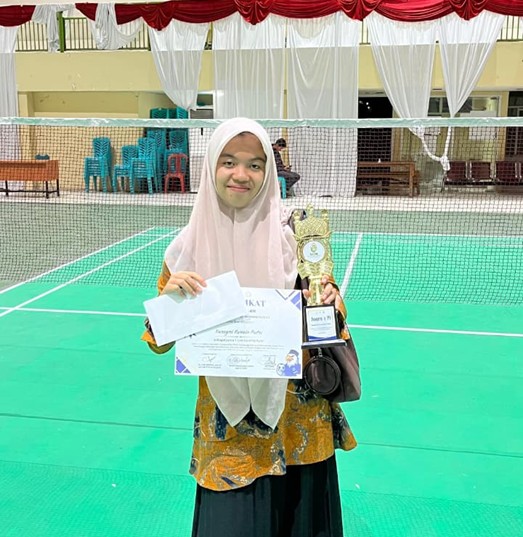 Nurayni Kurnia Putri Juara 1 MTQ PI: Suara Emas Mahasiswi PAI UIN Mahmud Yunus yang Menggetarkan ISLEC Championship!