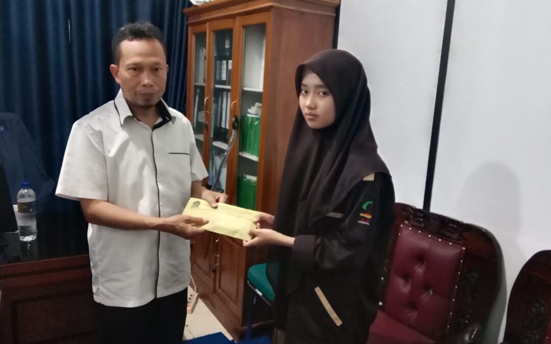 Penyerahan Donasi Dosen dan Alumni TBI UIN Mahmud Yunus Batusangkar kepada Mahasiswa Terdampak Galodo dan Banjir