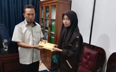 Penyerahan Donasi Dosen dan Alumni TBI UIN Mahmud Yunus Batusangkar kepada Mahasiswa Terdampak Galodo dan Banjir