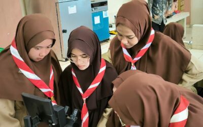 Belajar Sains Sejak Dini, Siswa Kelas 3 SMP IT Qurrato ’Ayun Praktikum