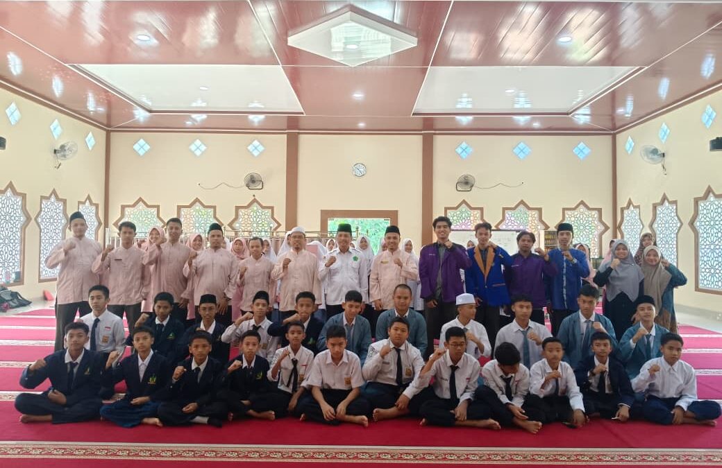 Dari Pesantren ke Pesantren: PKM PBA UIN Mahmud Yunus Gelar Mukhayyam lil ‘Arabiyah di Ma’had Qurratu A’yun