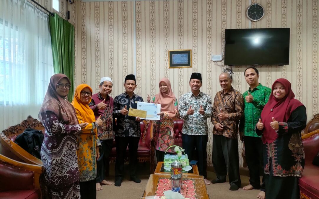 Wisuda ke-59: Tiga Mahasiswa FTIK UIN Mahmud Yunus Batusangkar Sabet Penghargaan Terbaik